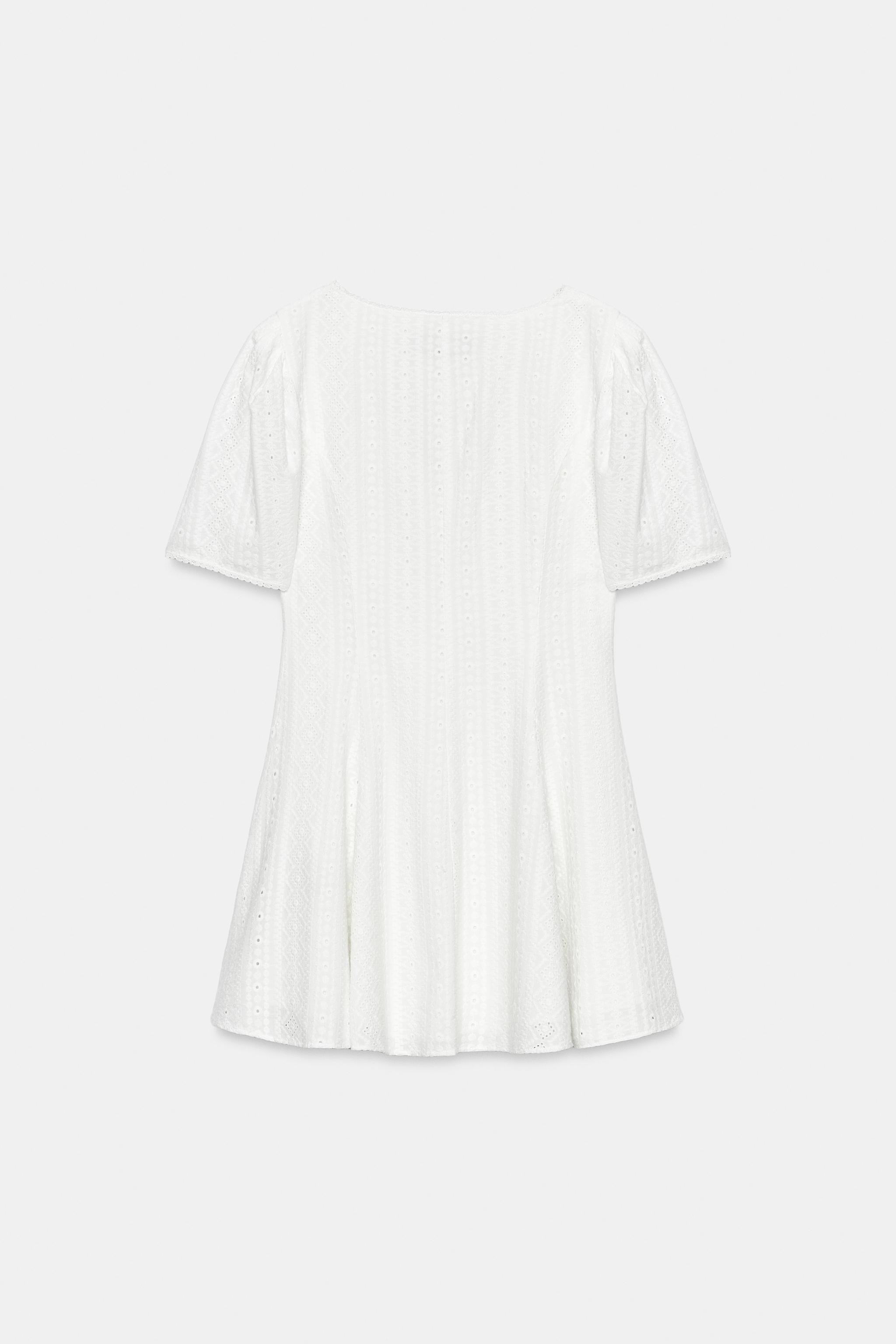 ROBE COURTE À BRODERIES PERFORÉES